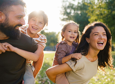 Familia riendo al aire libre en un momento de conexión