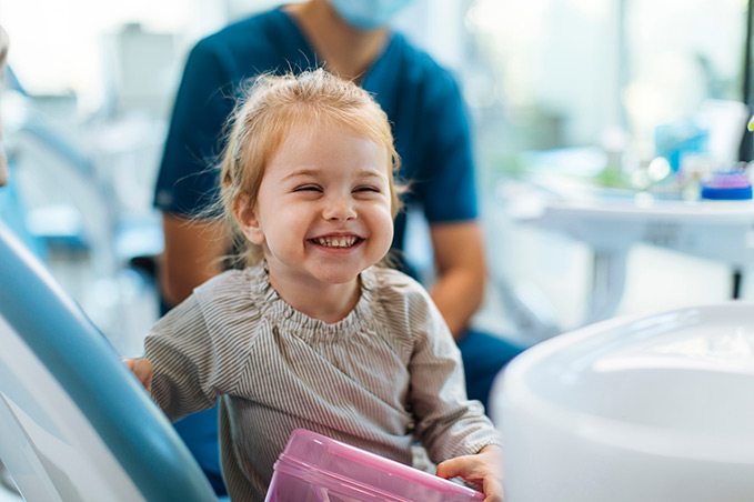 Niña sonriendo durante una consulta médica