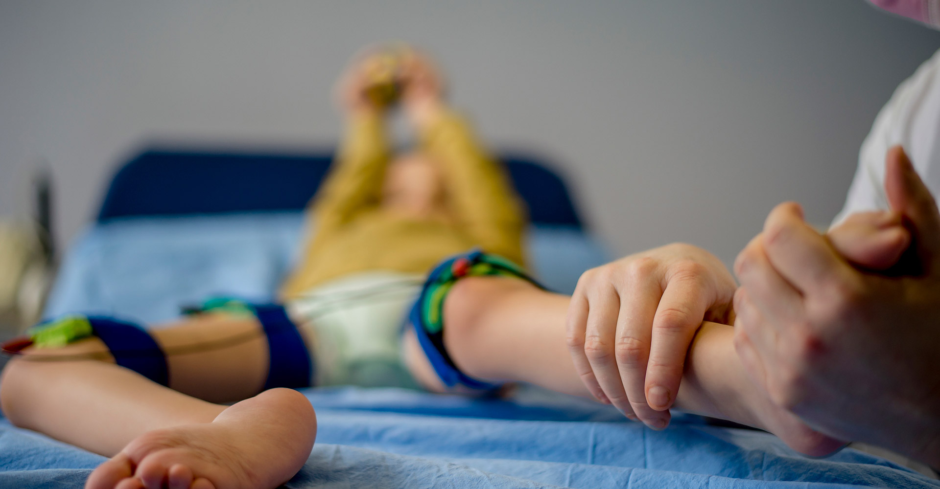Niño sosteniendo su muñeca durante una evaluación
